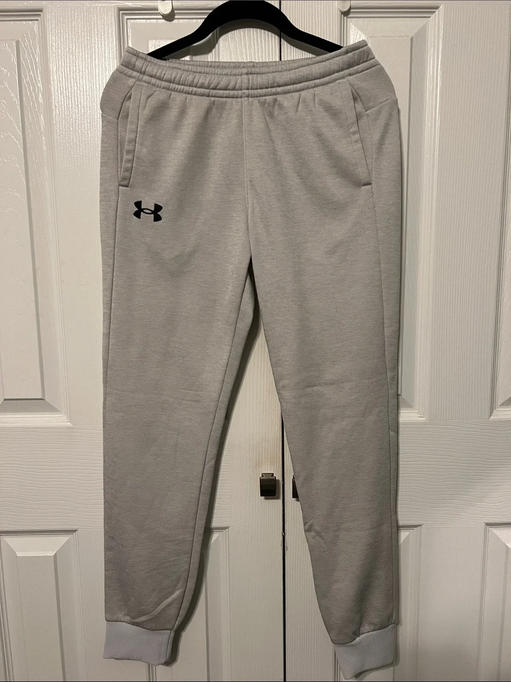 NWOT Under Armour Youth Light Gray Fleece Joggers with Black Logo Size YL